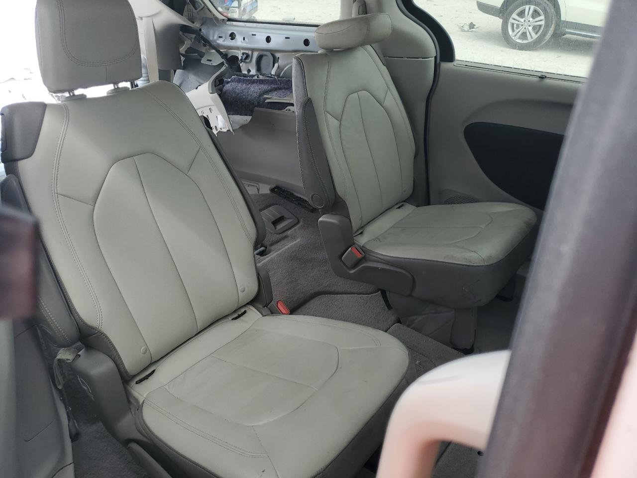 2017 Chrysler Pacifica - Image 11