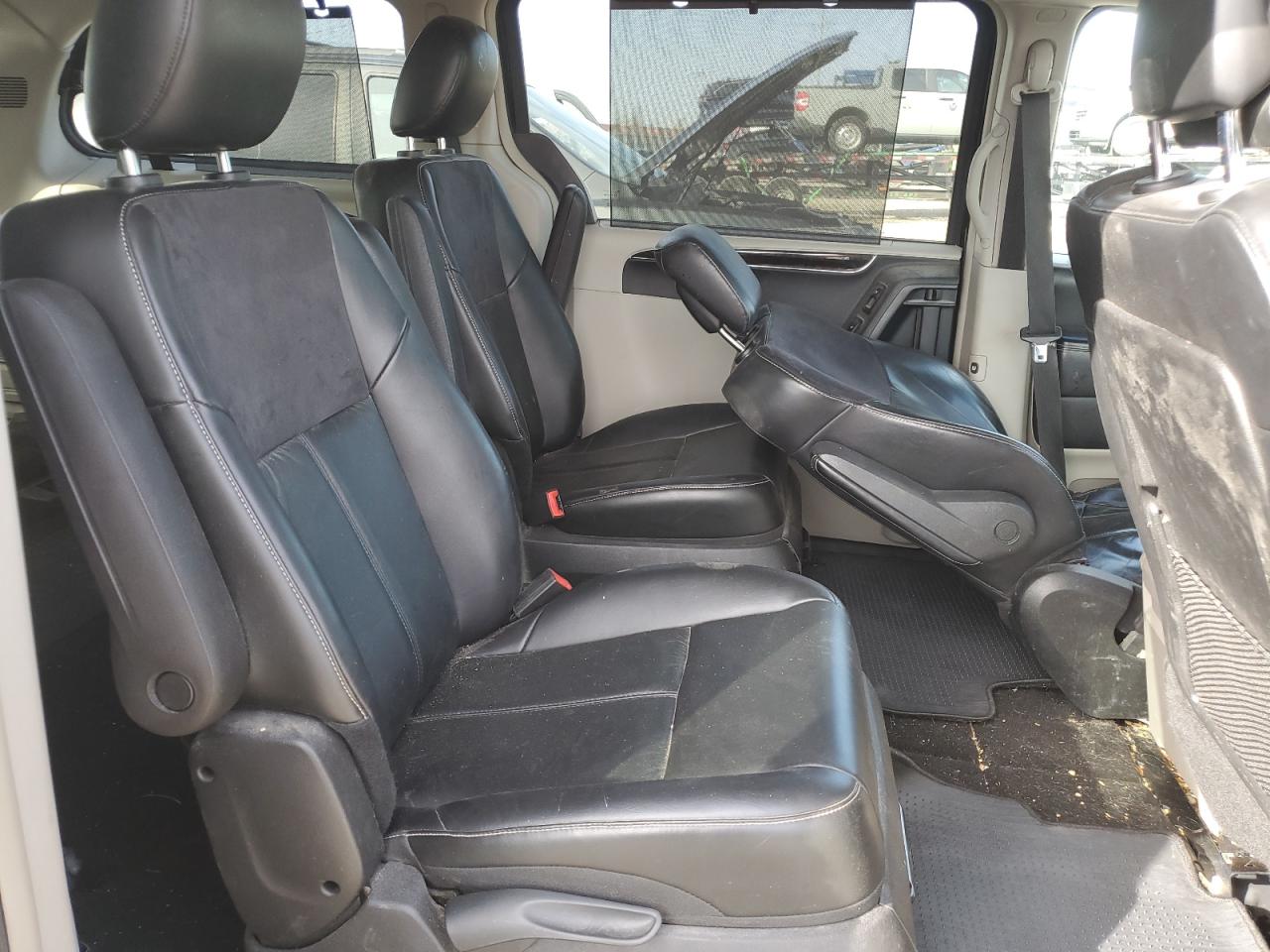 2014 Chrysler Town & Country - Image 11