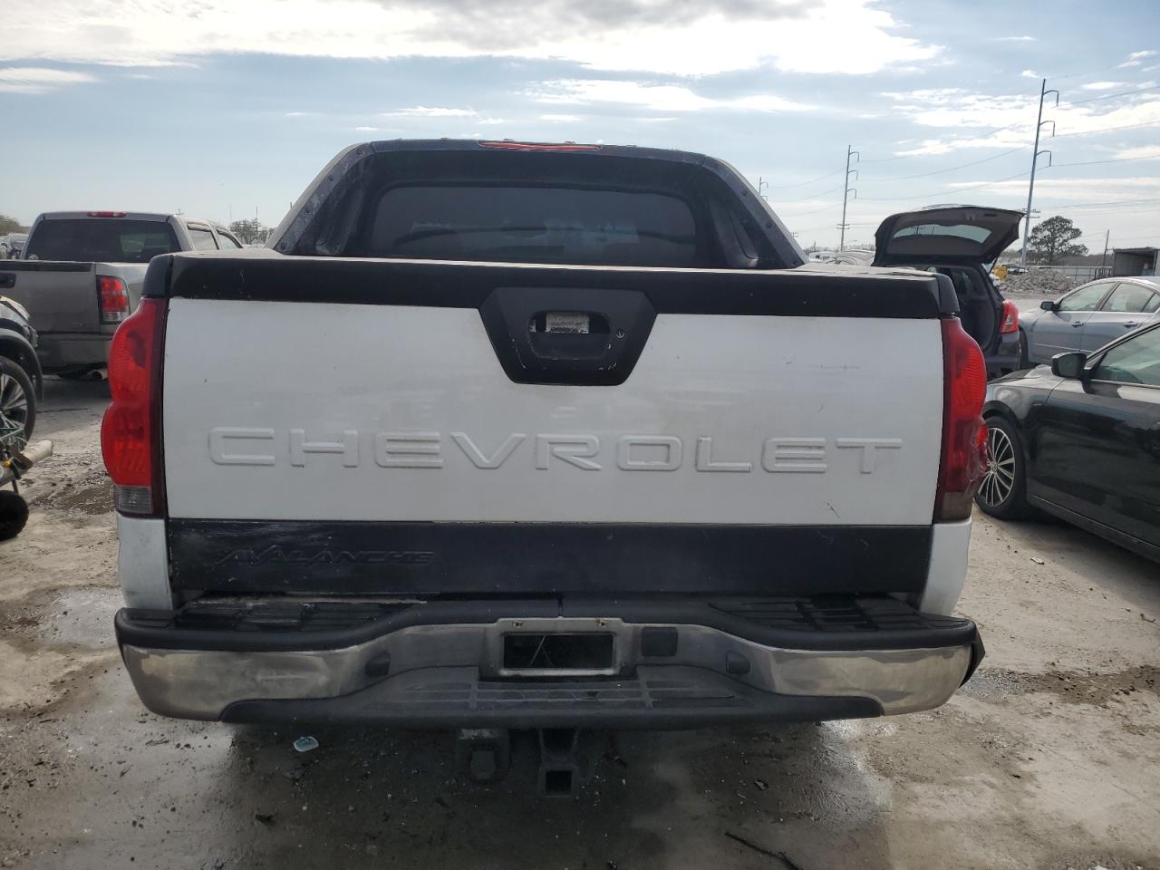 2004 Chevrolet Avalanche - Image 6
