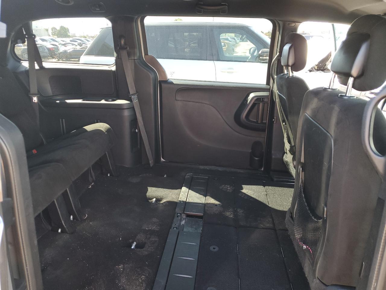 2015 Dodge Caravan - Image 11