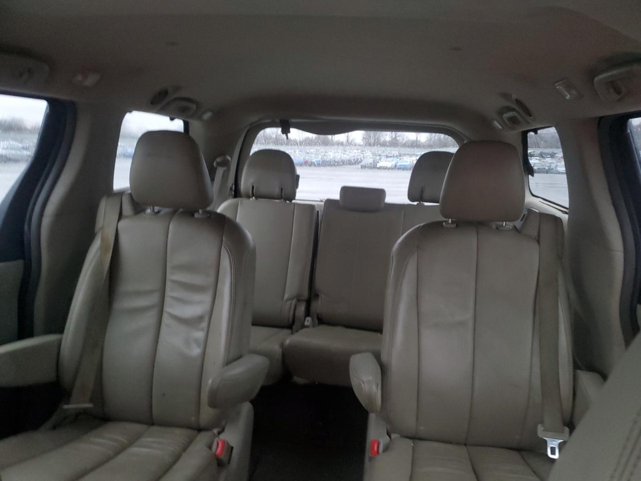2013 Toyota Sienna - Image 10