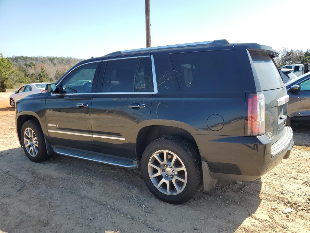 2015 GMC Yukon - Image 2
