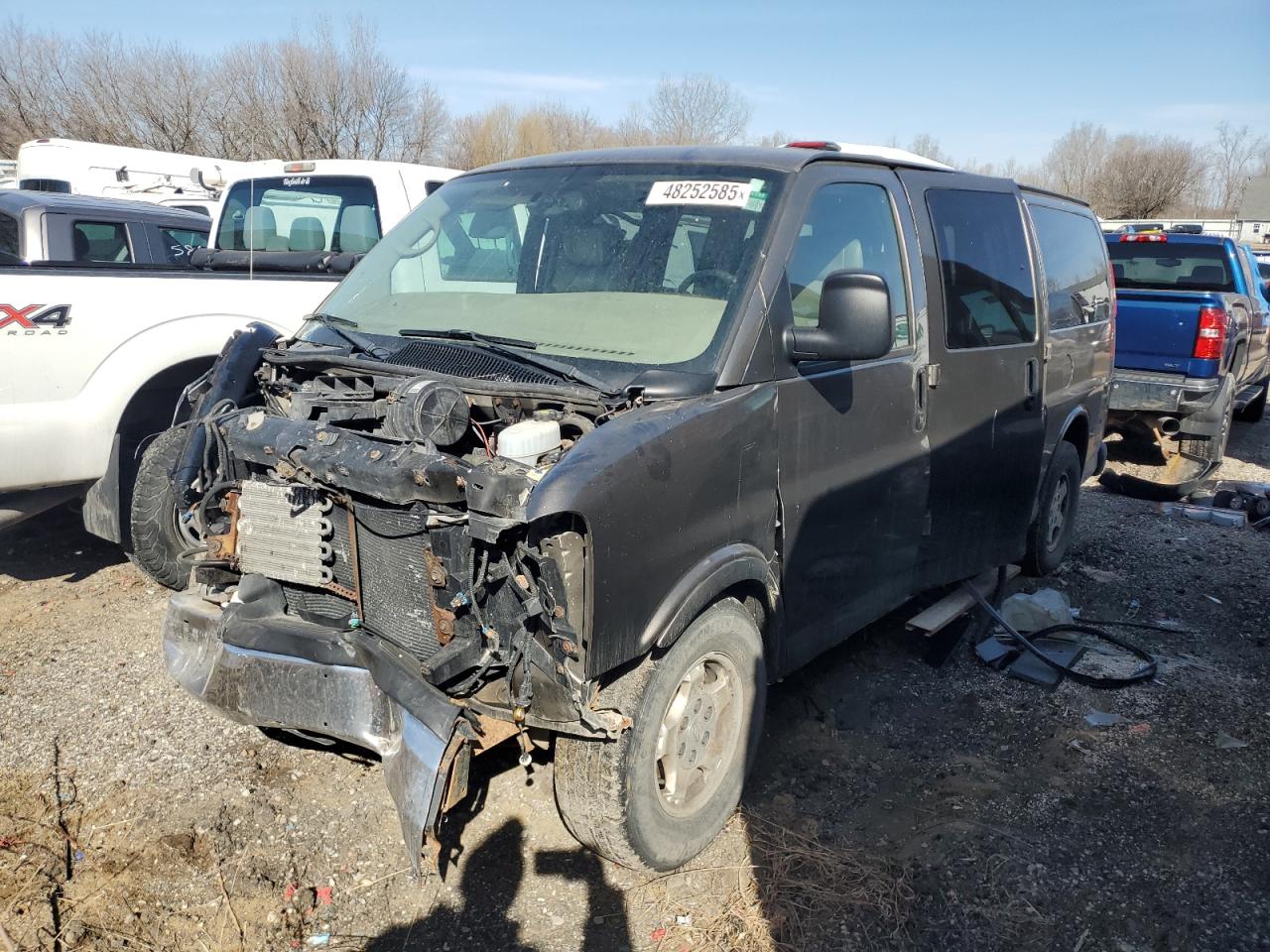 2004 Chevrolet Express G1500 for Sale in Davison, MI - Front End