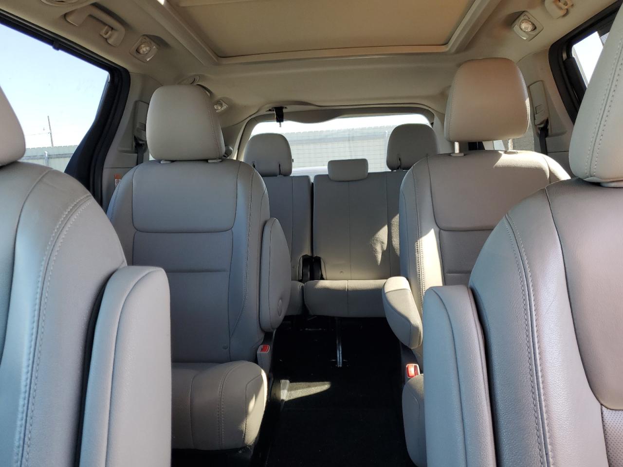 2015 Toyota Sienna - Image 10