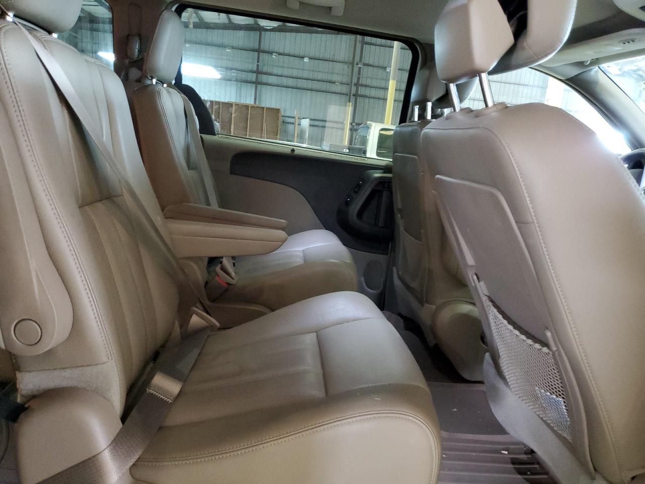 2014 Chrysler Town & Country - Image 11