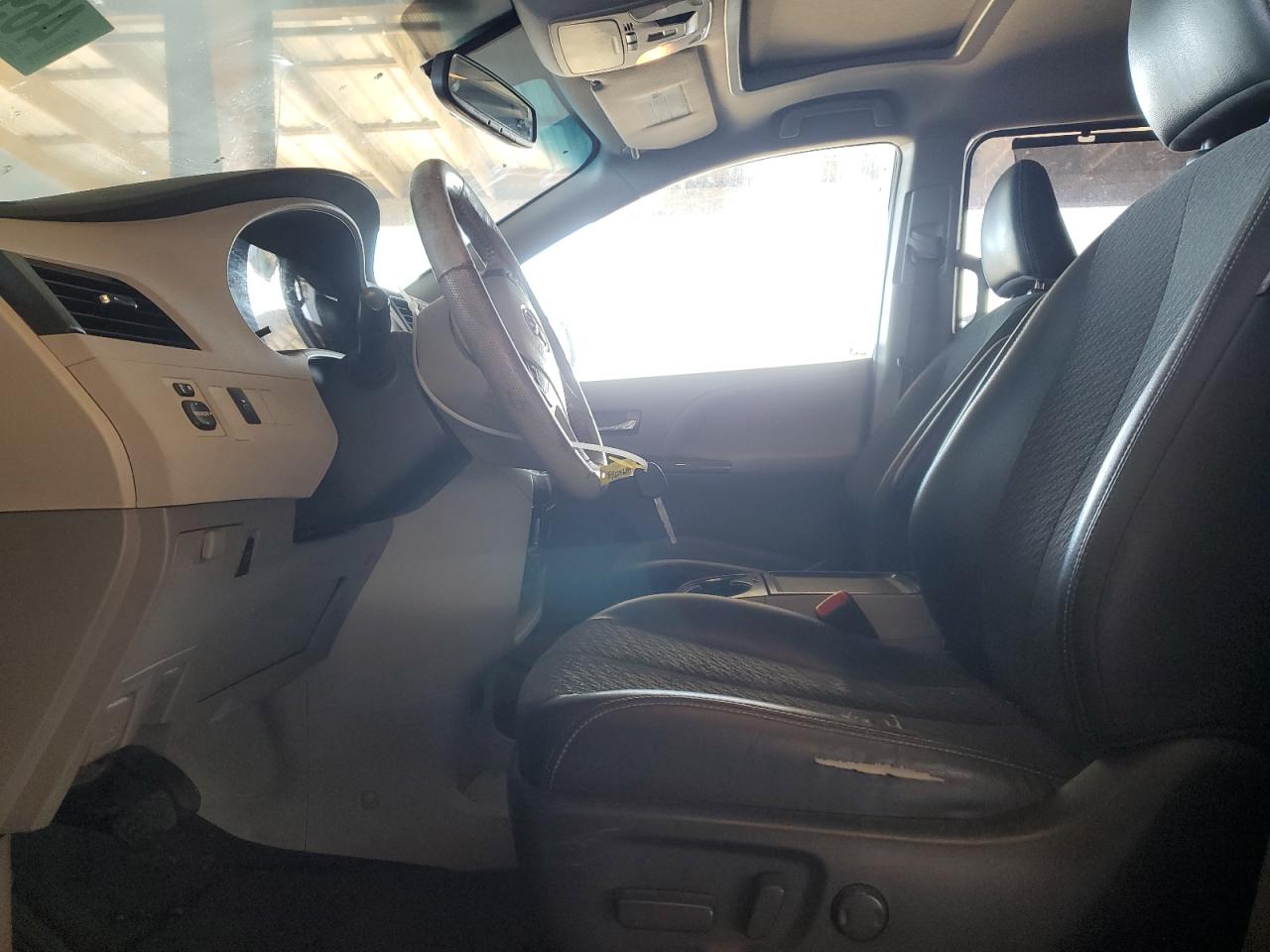 2012 Toyota Sienna - Image 7