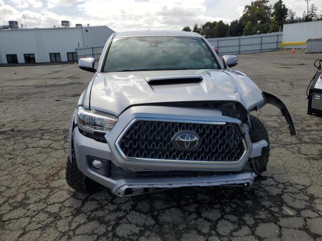  TOYOTA TACOMA 2018 Серебристый