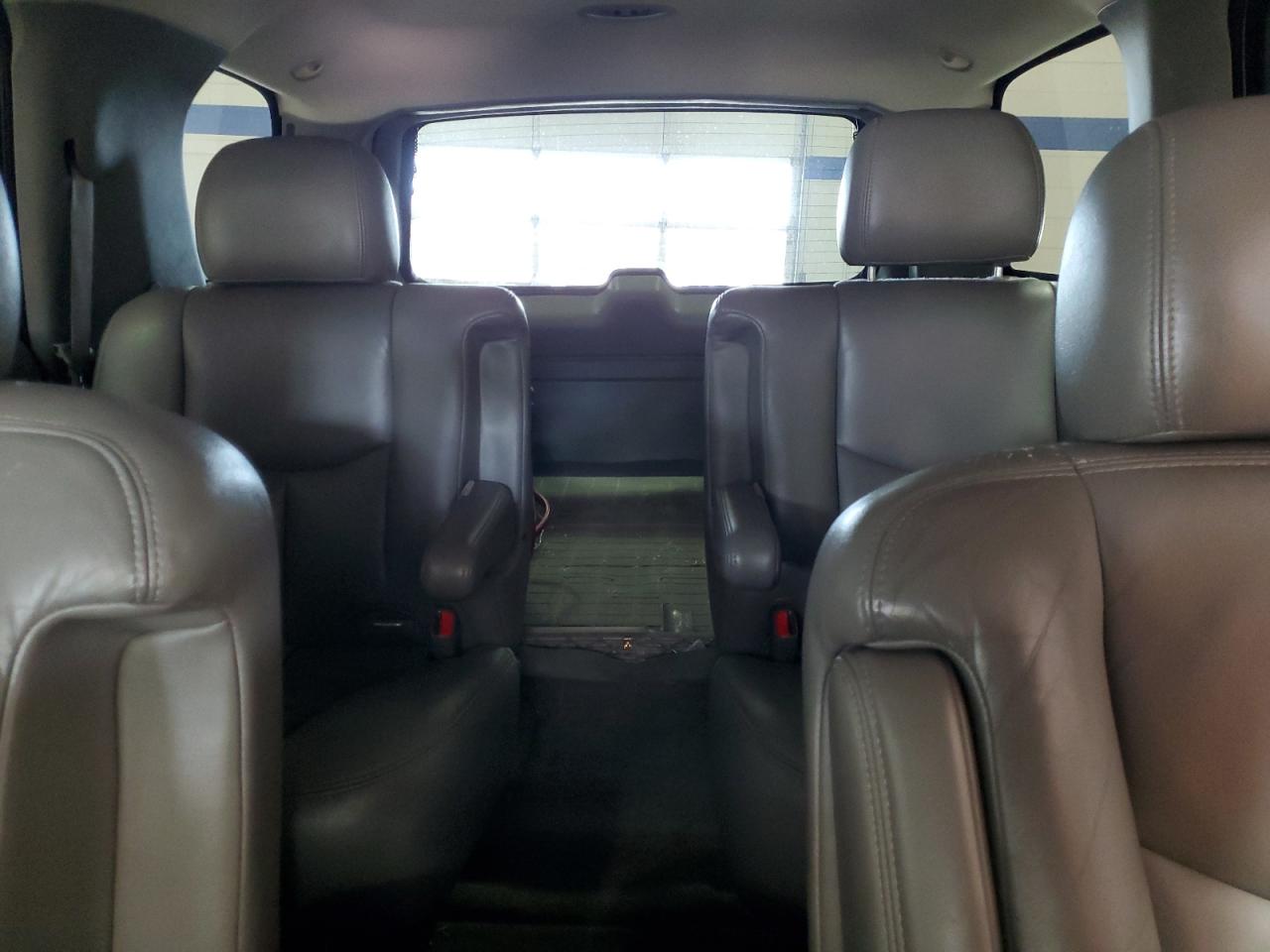 2004 Chevrolet Tahoe - Image 10