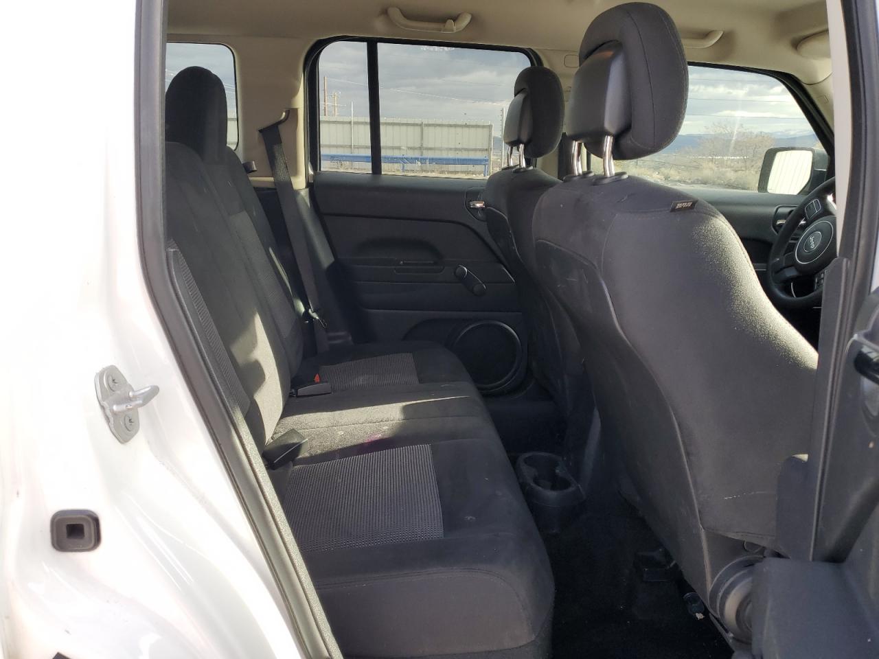 2015 Jeep Liberty (Patriot) - Image 12