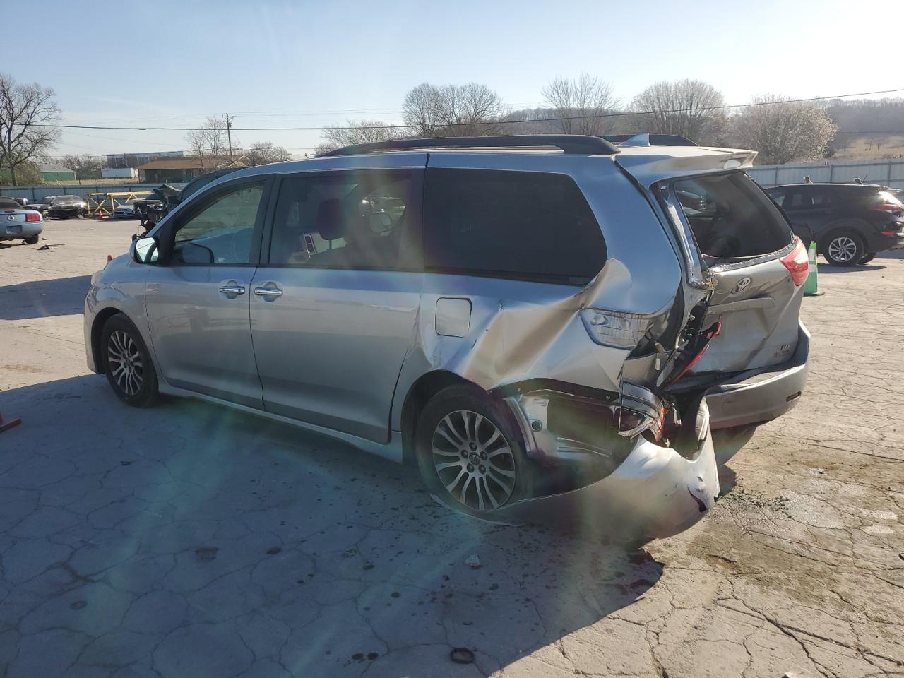 2019 Toyota Sienna - Image 2