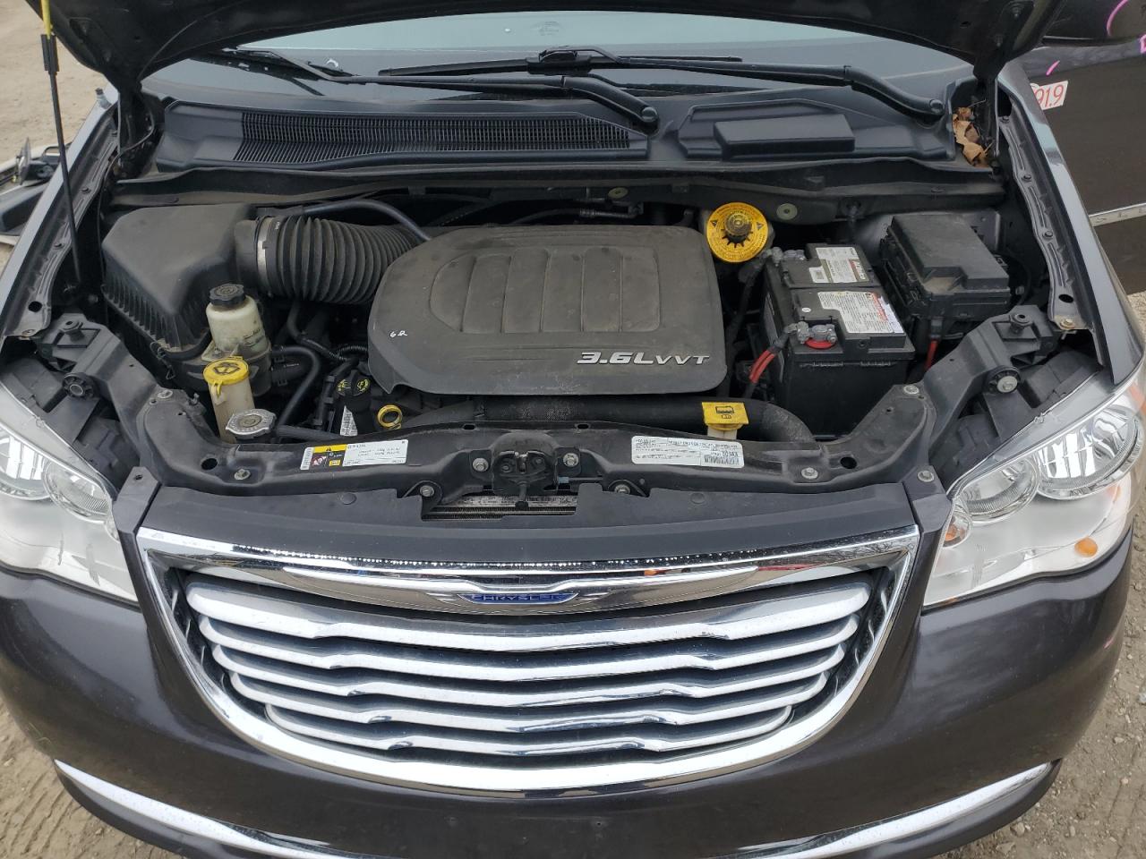 2016 Chrysler Town & Country - Image 12