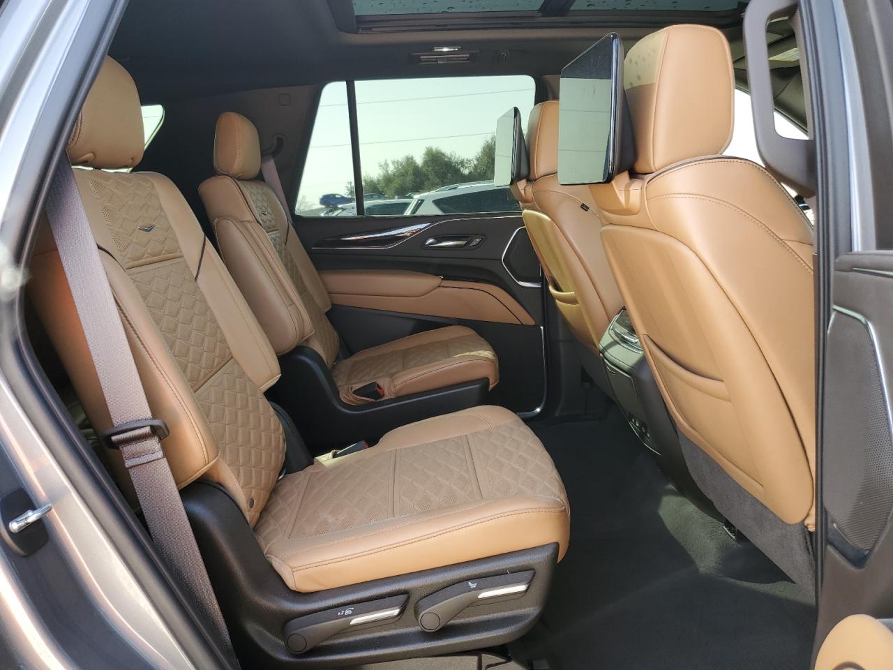 2021 Cadillac Escalade - Image 11