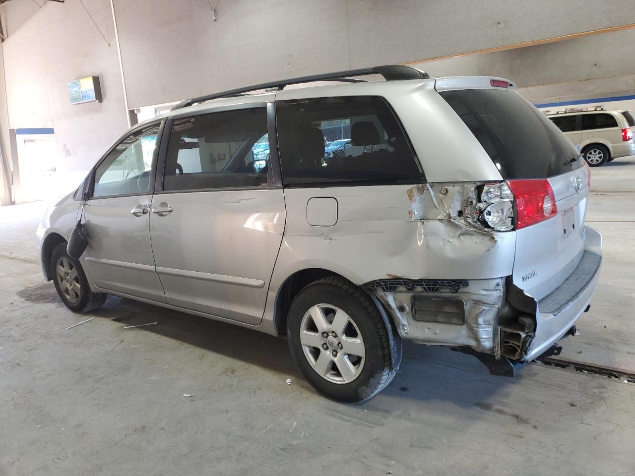 2008 Toyota Sienna - Image 2