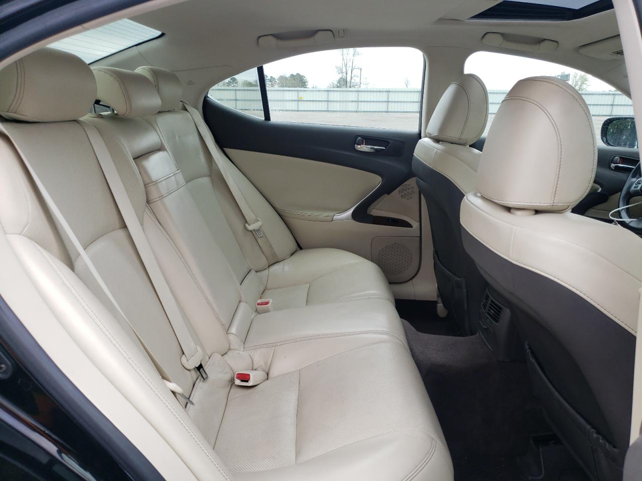 2011 Lexus IS - Image 11