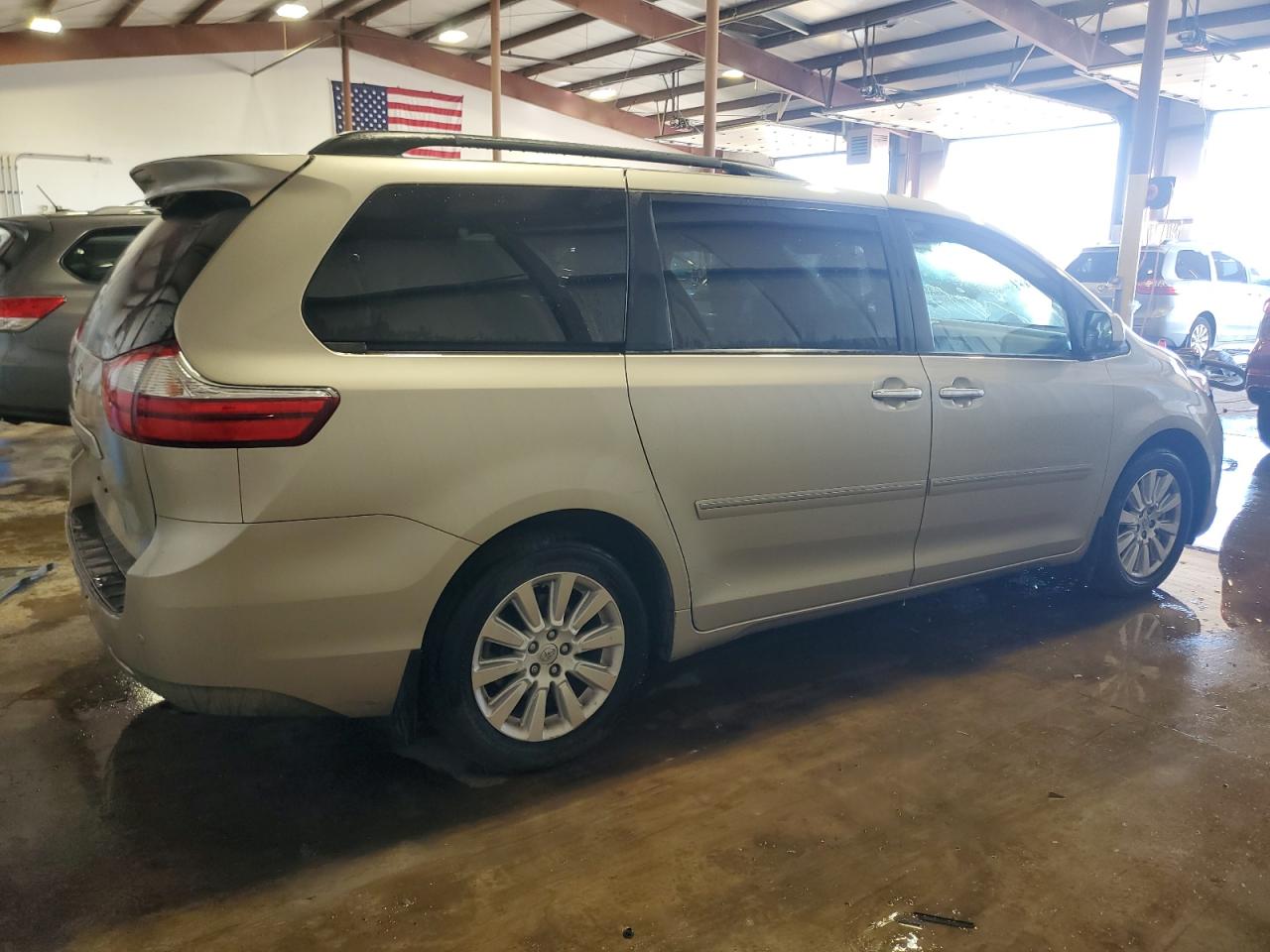 2015 Toyota Sienna - Image 3
