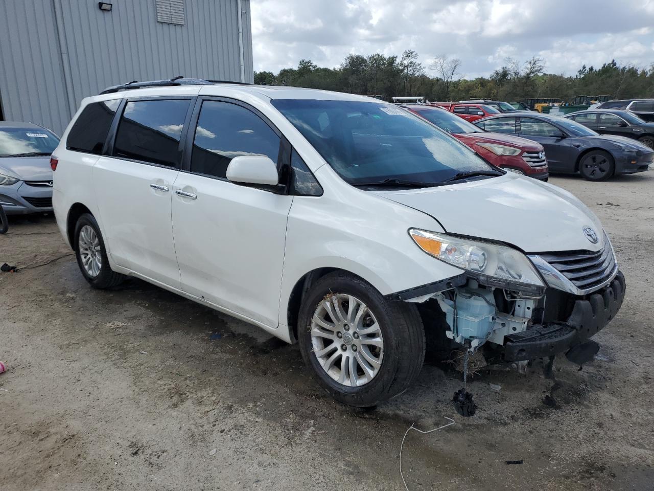 2017 Toyota Sienna - Image 4