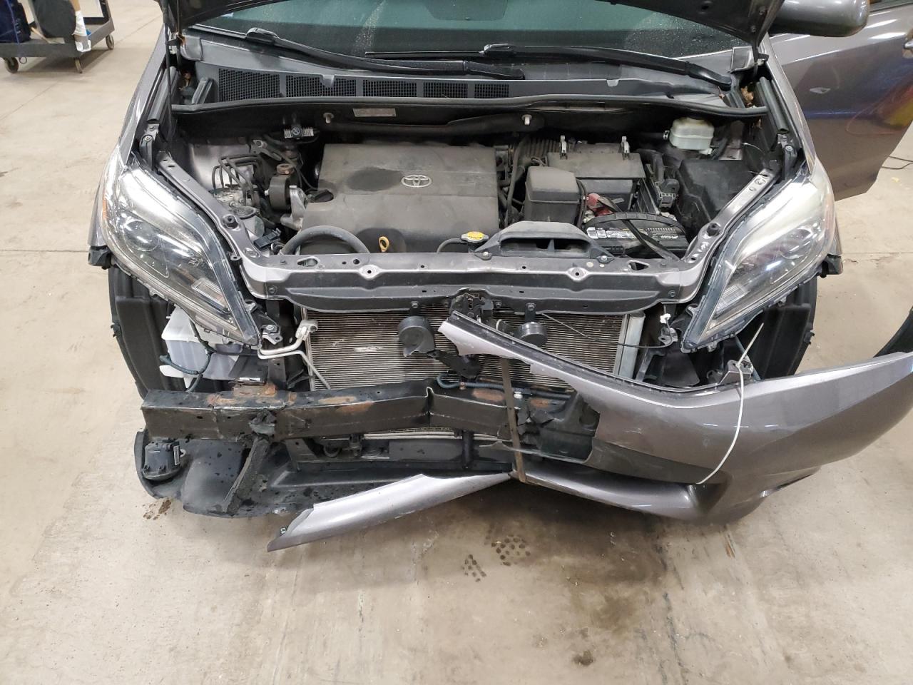 2016 Toyota Sienna - Image 12