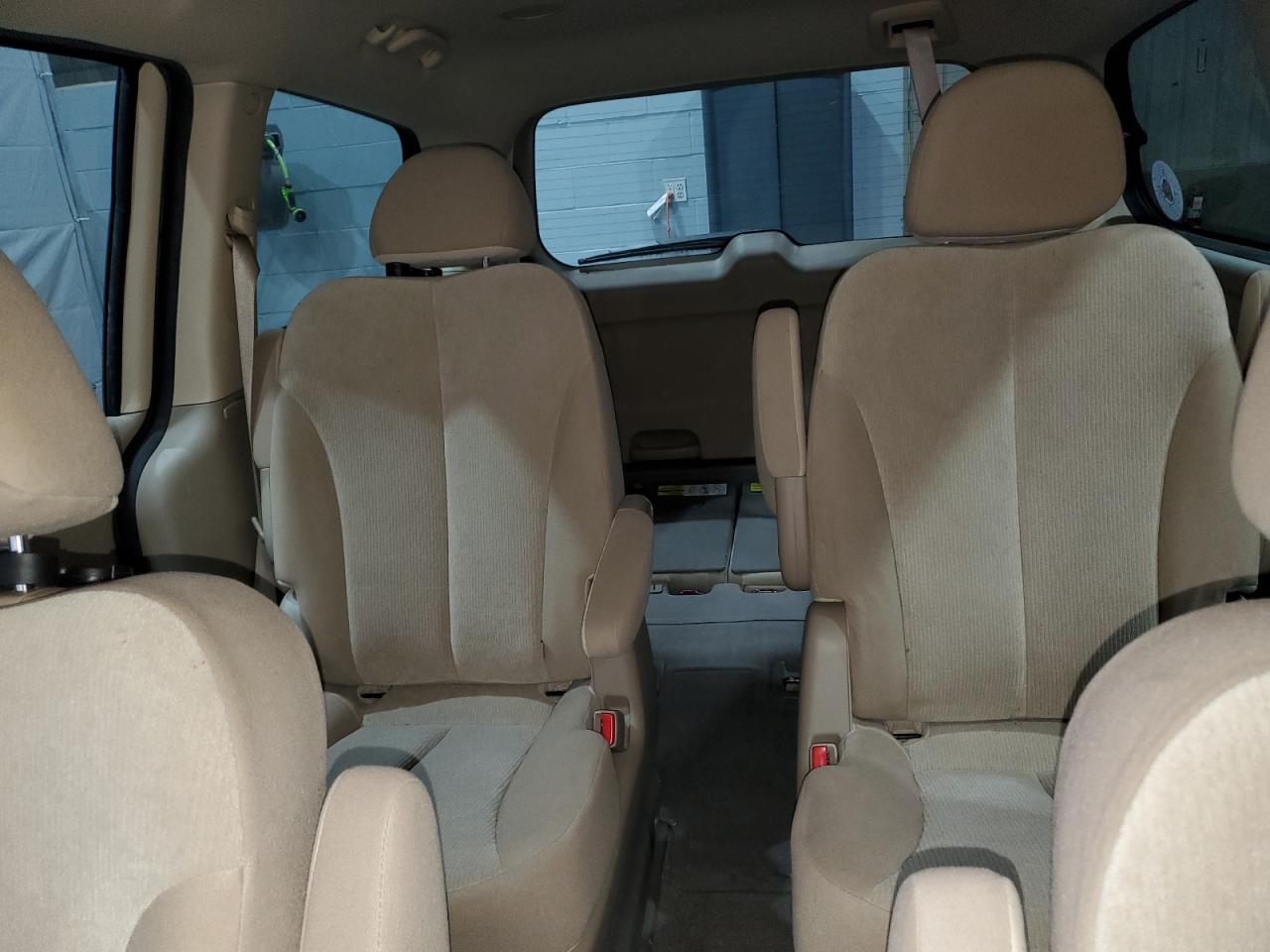 2012 Kia Sedona - Image 10