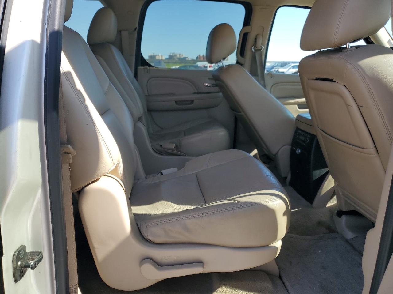 2011 Cadillac Escalade - Image 11