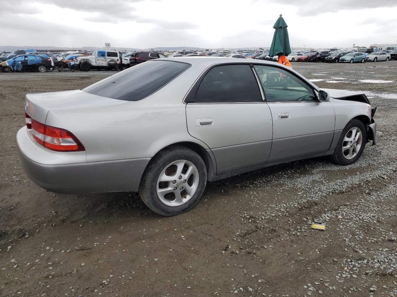 2000 Lexus ES - Image 3