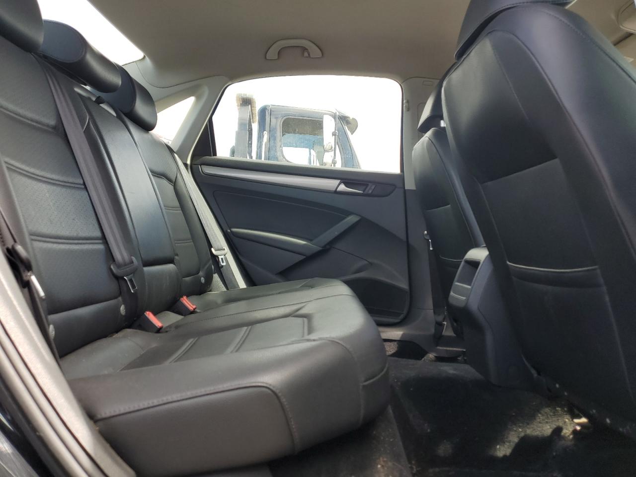 2015 Volkswagen Passat - Image 10