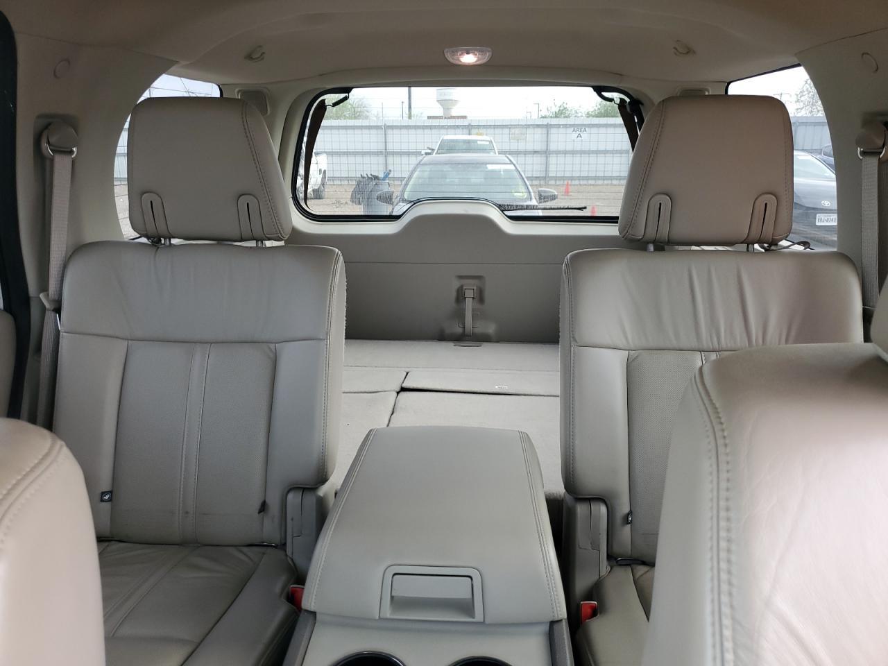 2017 Lincoln Navigator - Image 10