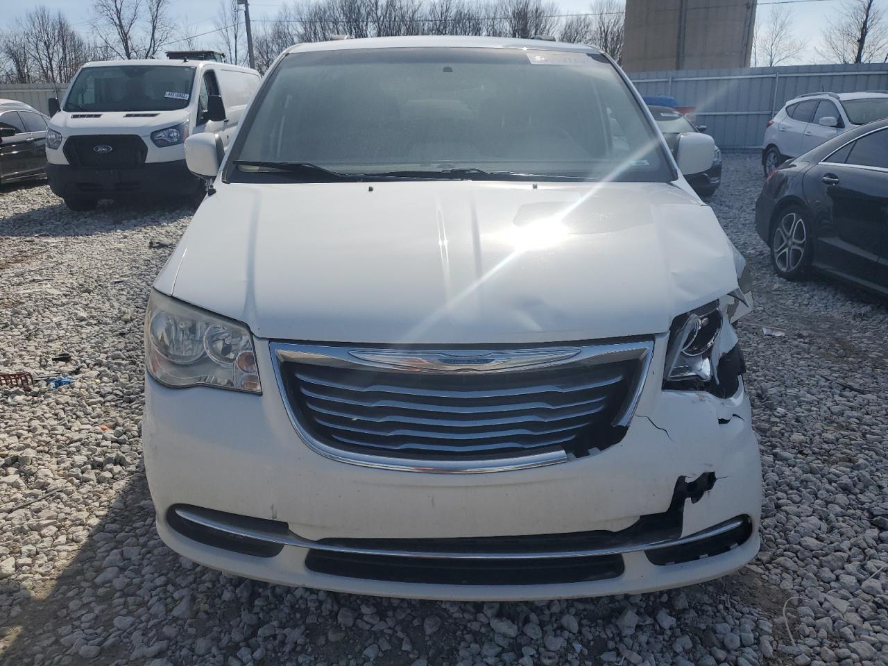 2014 Chrysler Town & Country - Image 5