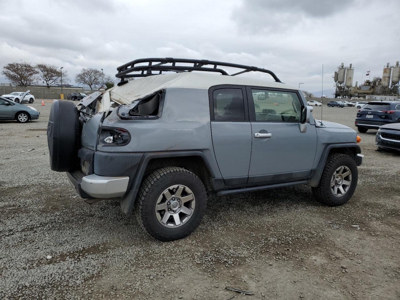 2014 Toyota FJ Cruiser - Image 3
