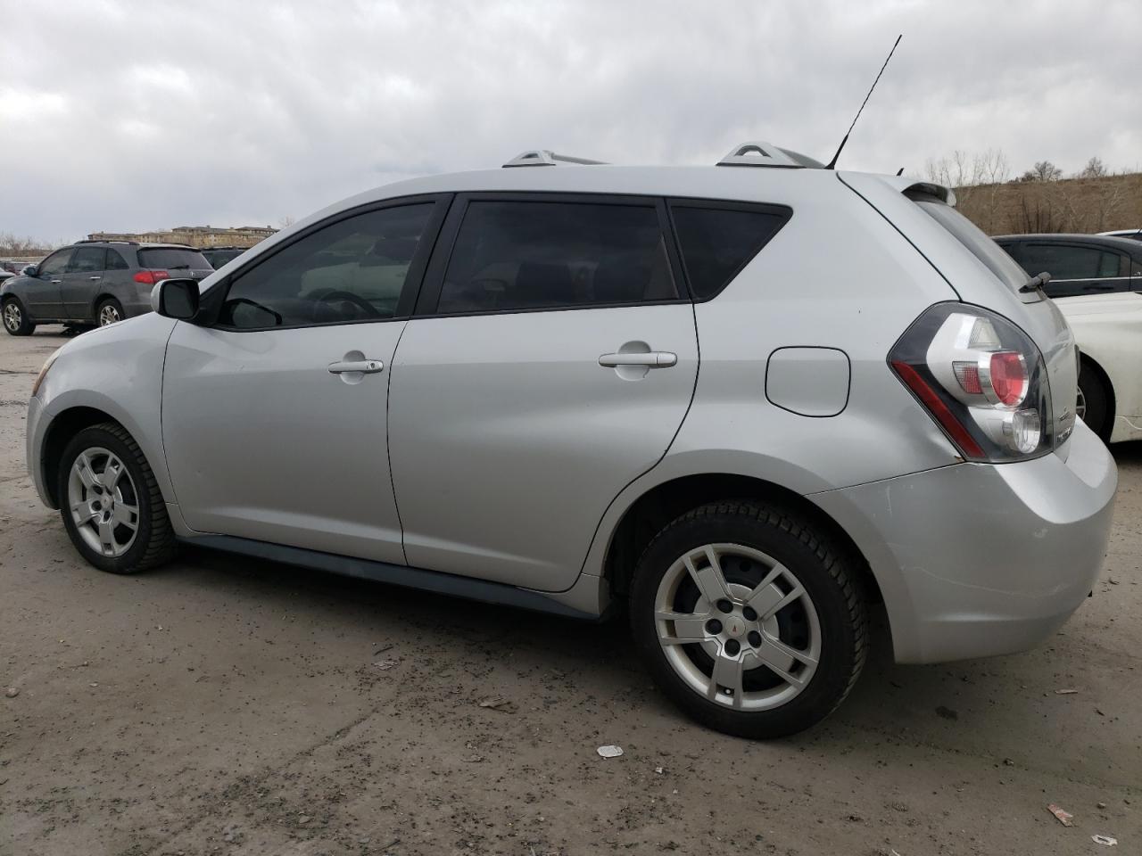 2009 Pontiac Vibe - Image 2