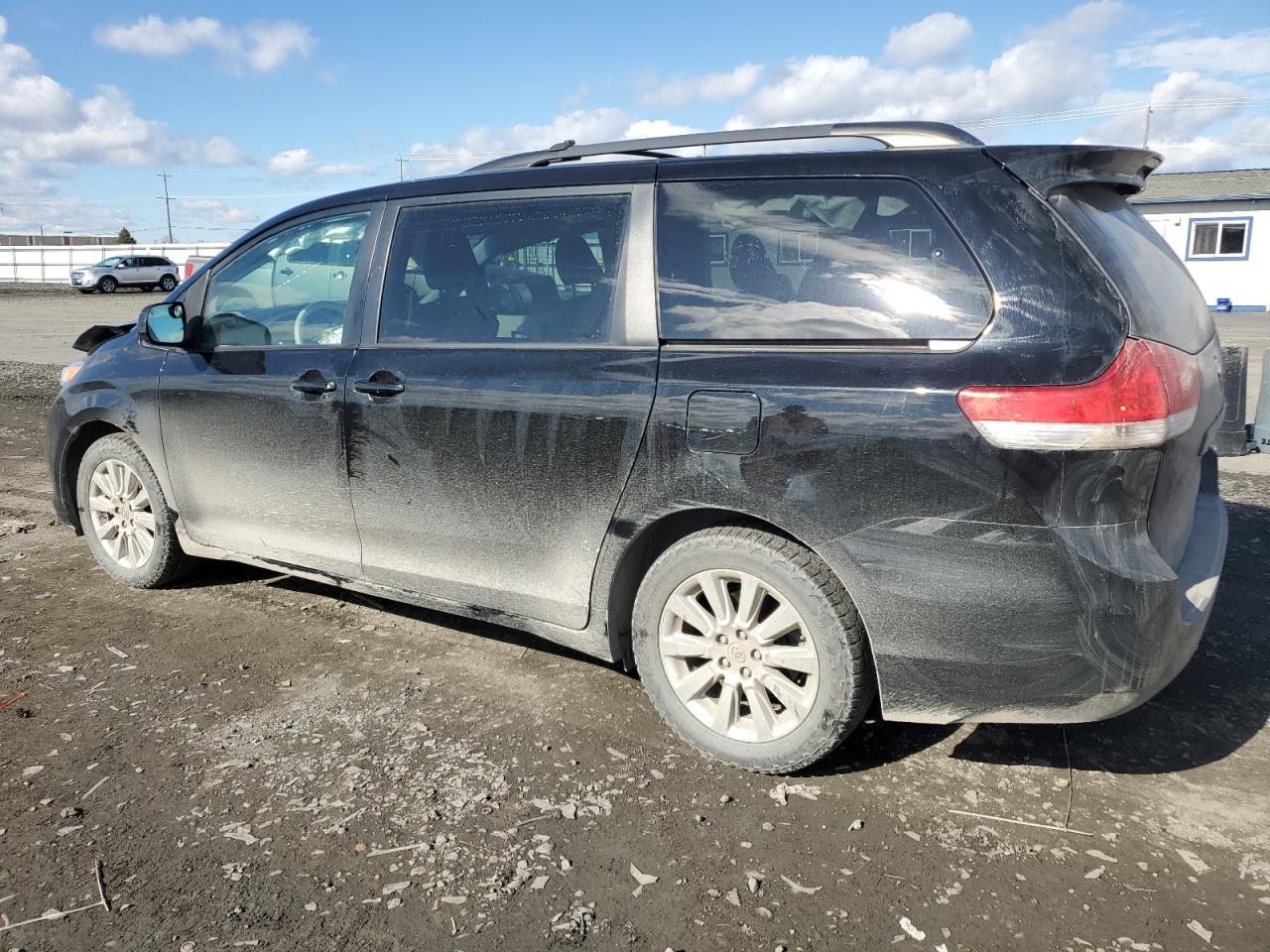 2013 Toyota Sienna - Image 2
