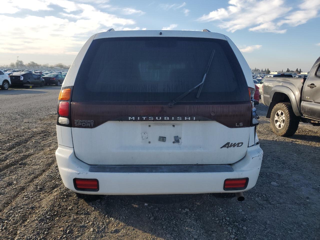 2004 Mitsubishi Montero - Image 6
