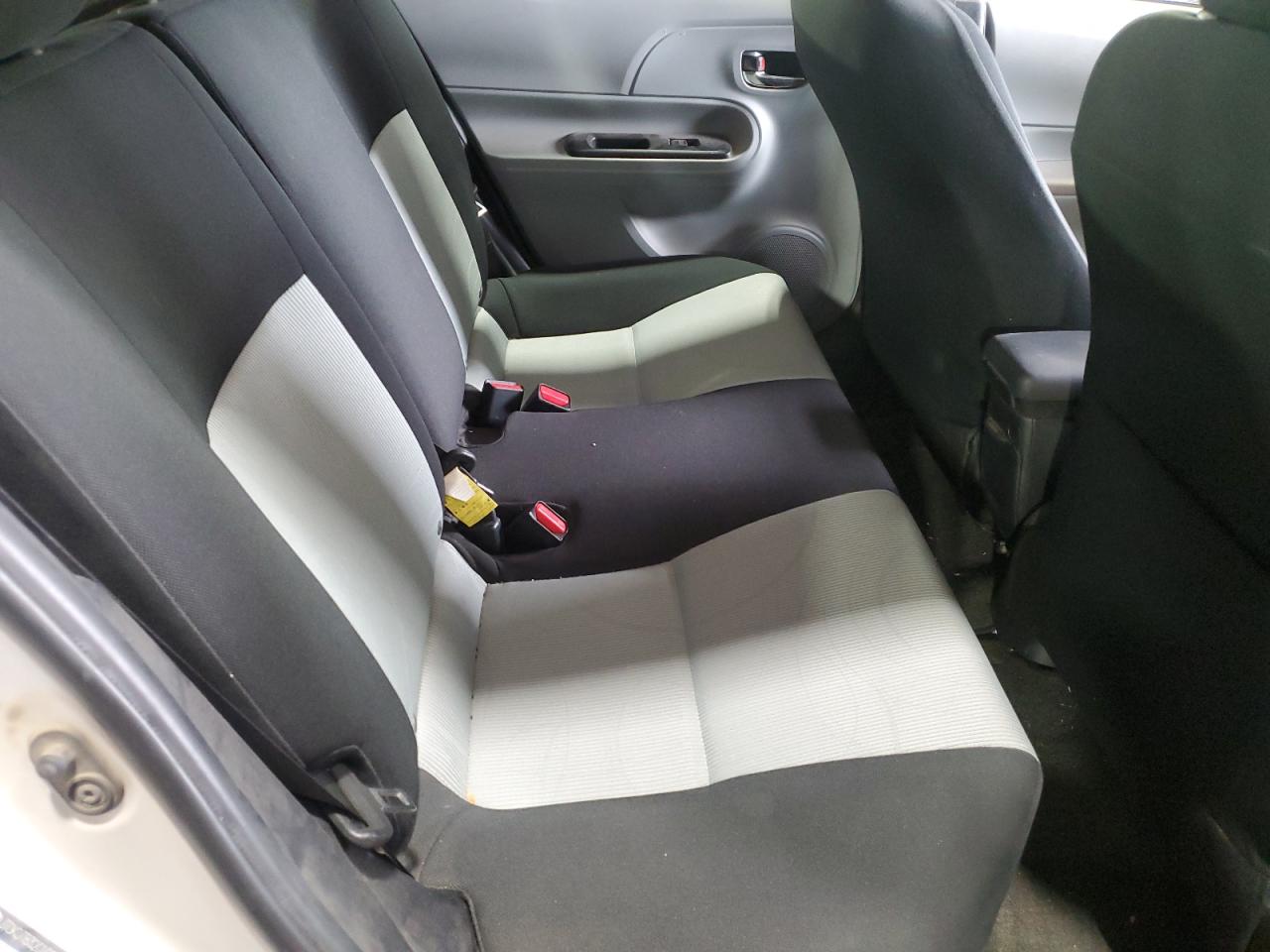 2012 Toyota Prius - Image 10
