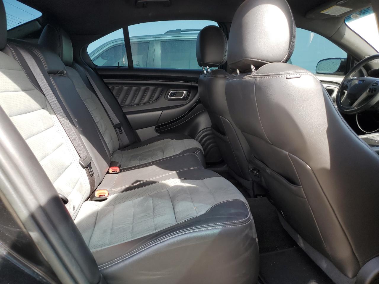 2015 Ford Taurus - Image 10