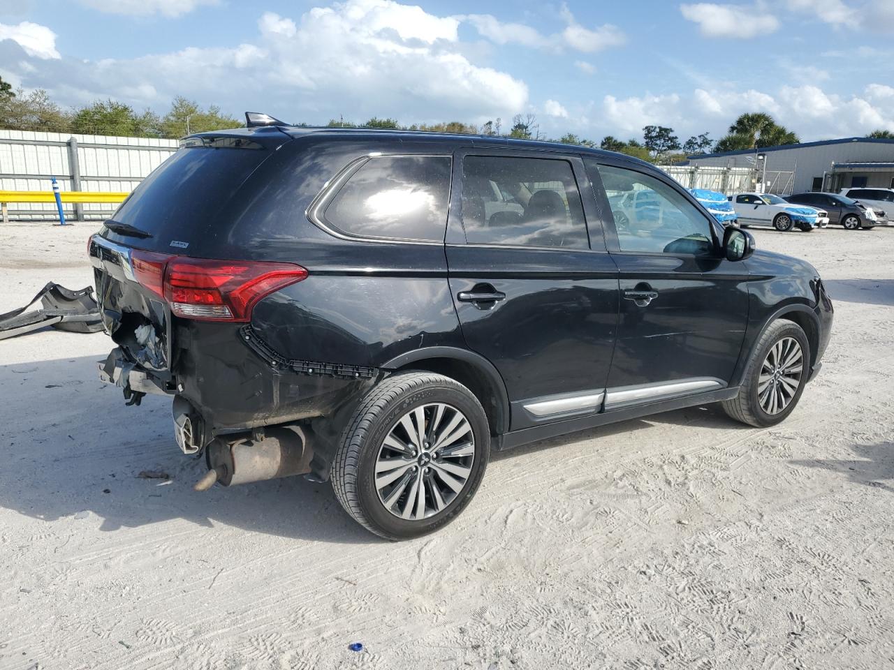 2020 Mitsubishi Outlander - Image 3