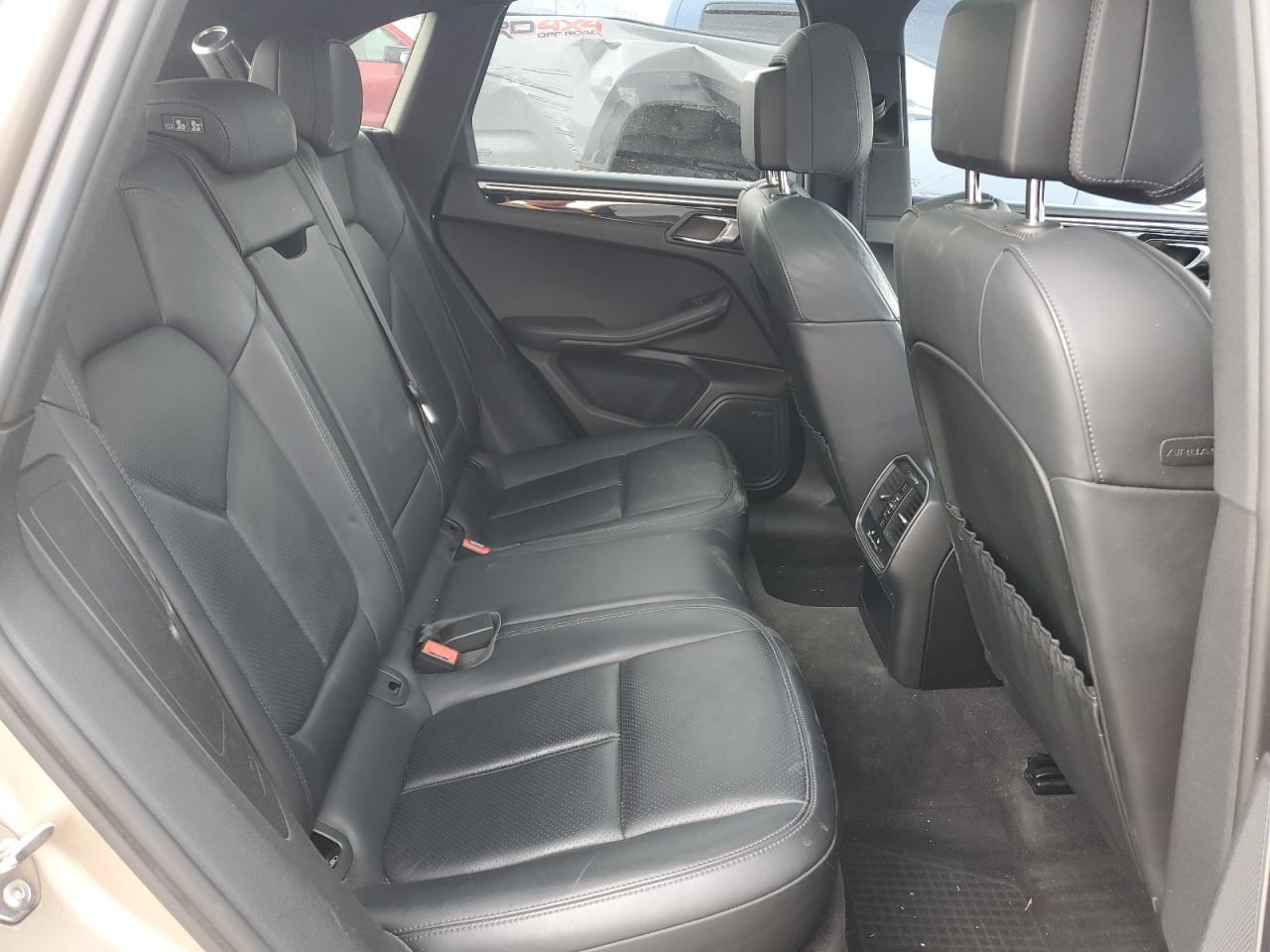 2015 Porsche Macan - Image 11