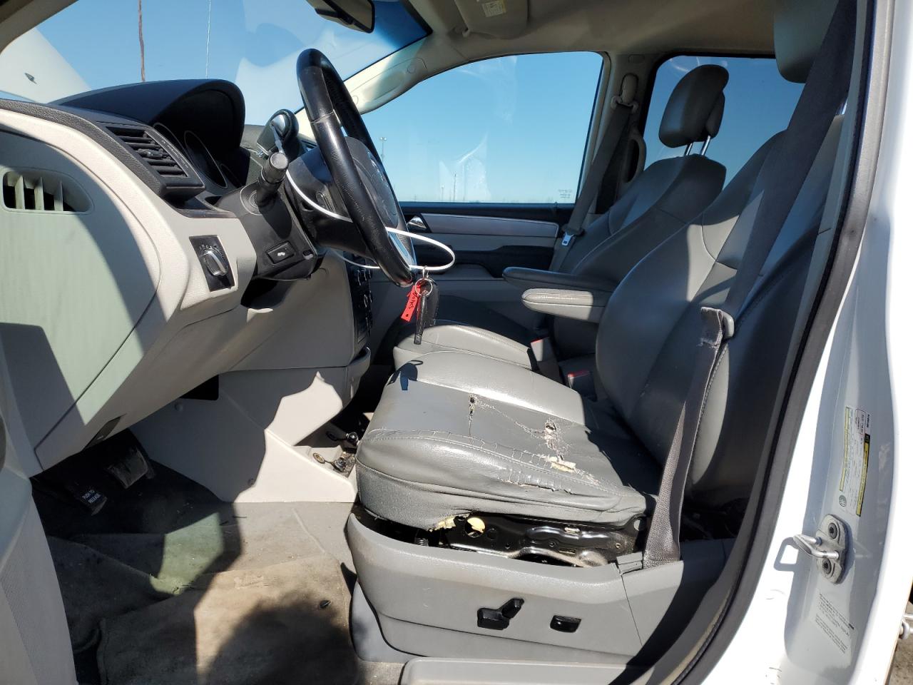 2013 Volkswagen Routan - Image 7
