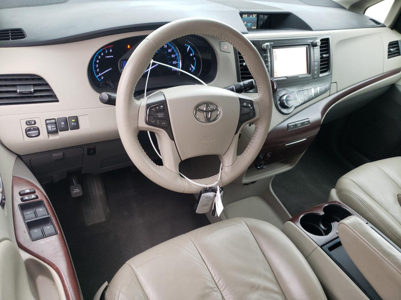 2011 Toyota Sienna - Image 8