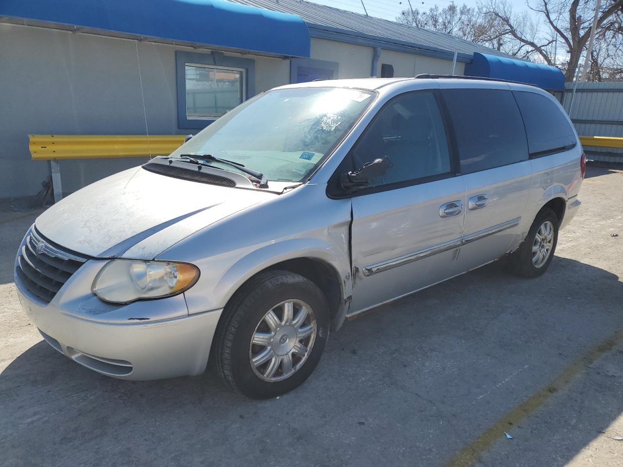 2005 Chrysler Town & Country - Image 1