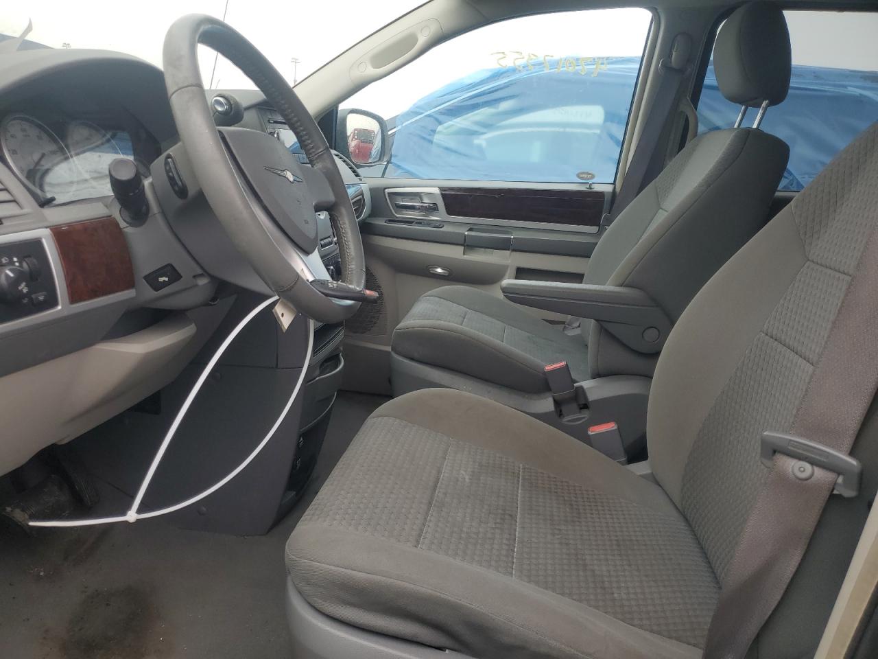 2009 Chrysler Town & Country - Image 7