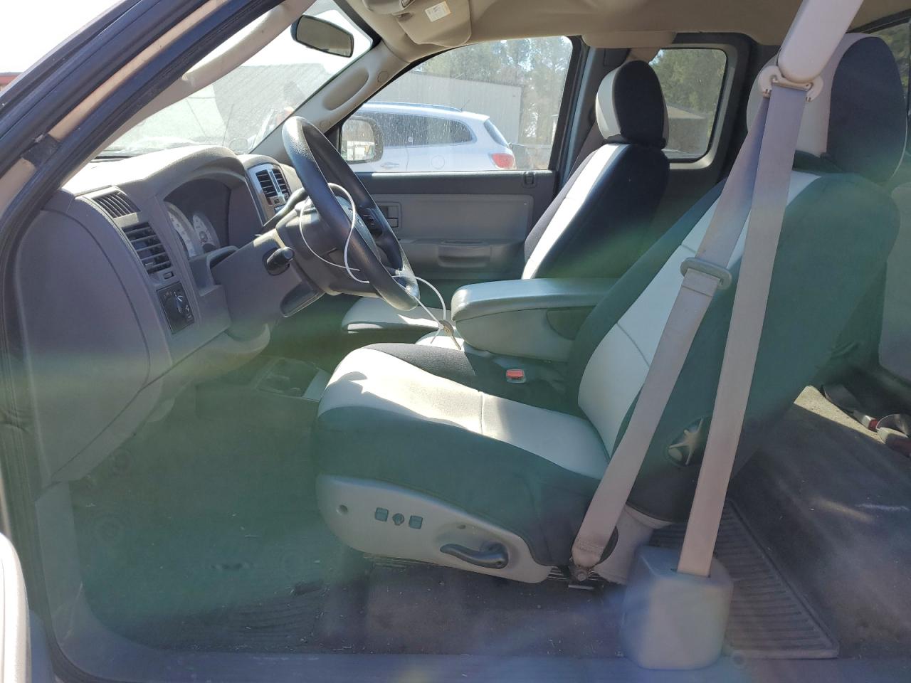 2005 Dodge Dakota - Image 7