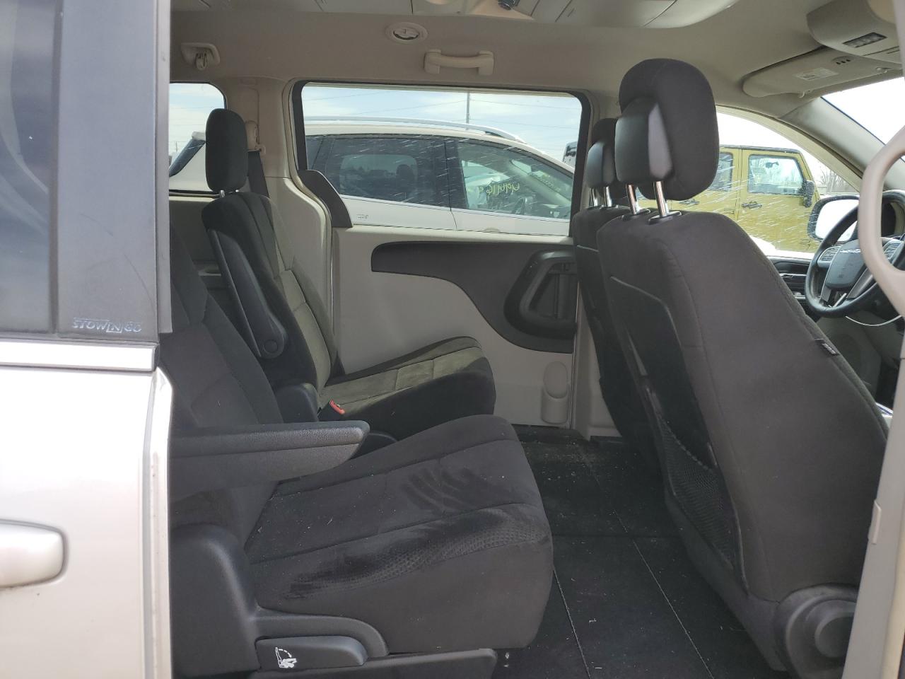 2012 Chrysler Town & Country - Image 11