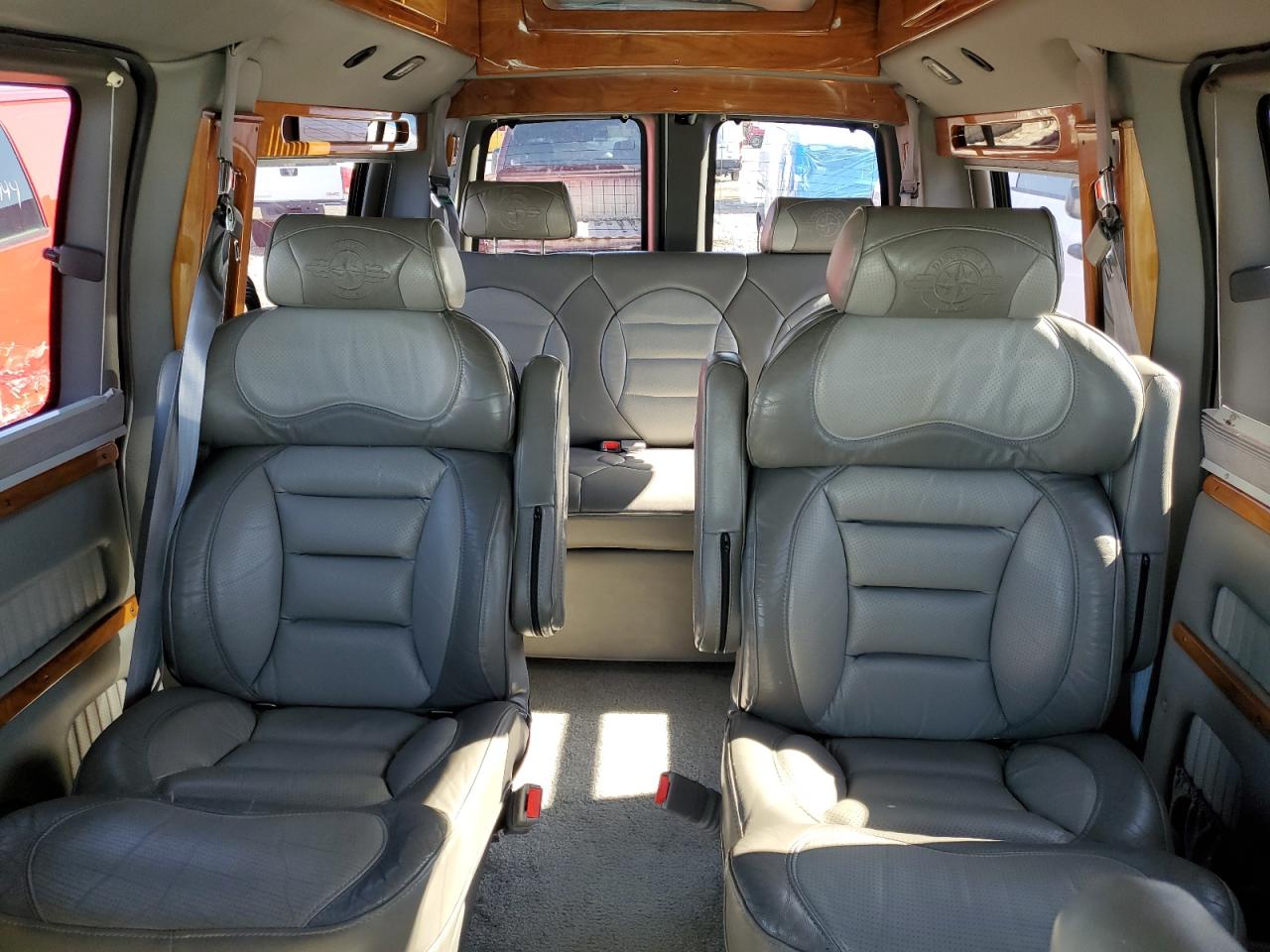 2005 Chevrolet Express - Image 10