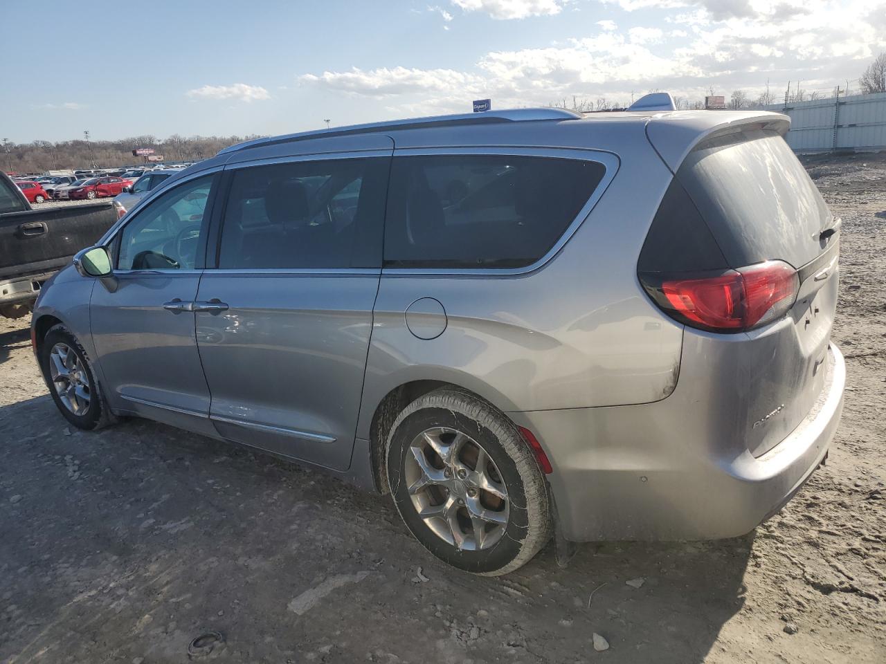 2018 Chrysler Pacifica - Image 2