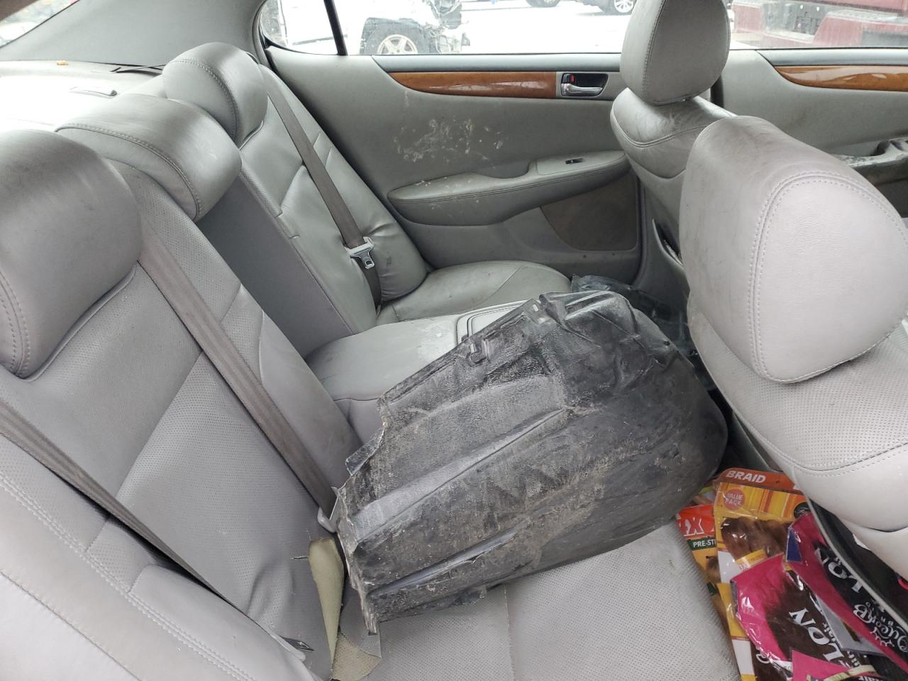 2005 Lexus ES - Image 10