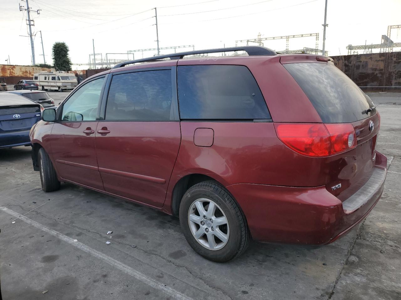 2009 Toyota Sienna - Image 2