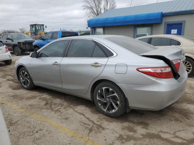 Sedans TOYOTA CAMRY 2015 Srebrny