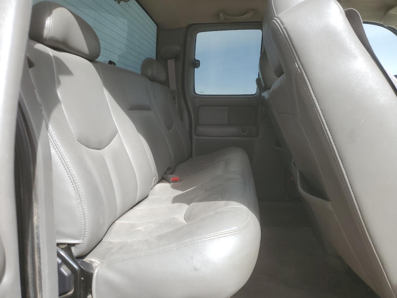 2003 Chevrolet Silverado - Image 11