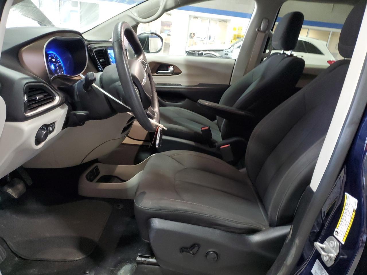 2017 Chrysler Pacifica - Image 7