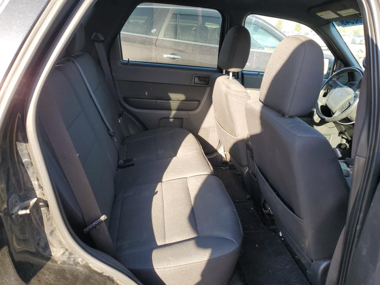 2011 Ford Escape - Image 11