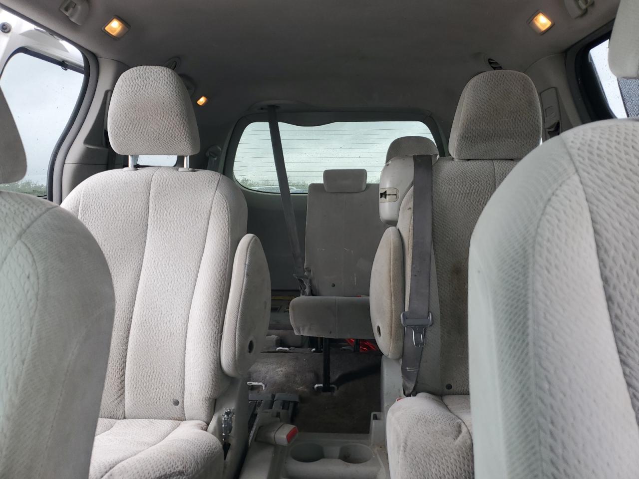 2011 Toyota Sienna - Image 10